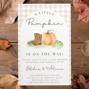 Può includere: Invito per baby shower con un'illustrazione ad acquerello di una zucca e stivali da cowboy. Il testo recita "A Little Pumpkin Is On The Way!" con i nomi dei genitori e i dettagli dell'evento.
