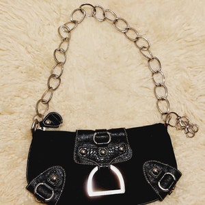GUESS mini baguette chain shoulder bag Vintage  Faux Leather and Logo, Silver Hardware Closure with branded key chain guess tasche black