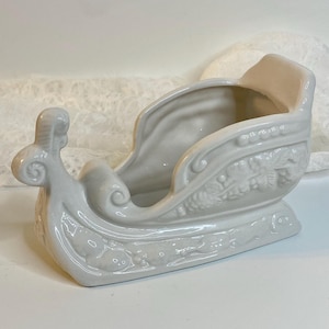 Vintage Santa Sleigh - Ceramic - Christmas Holly & Pinecones - MCM, Shabby Chic, Cottagecore, Farmhouse, Grandmillennial, French Country