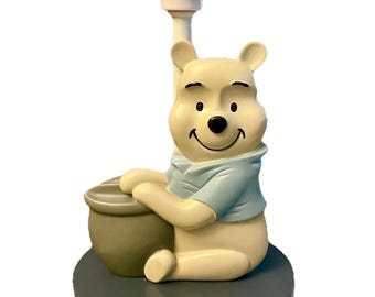 Lámpara pequeña Disney Forever Winnie the Pooh de 29 cm de alto - Corderitos (corderos e hiedra) - Sin pantalla - Tonos grises / Colores neutros