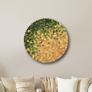 Può includere: Un'opera d'arte murale rotonda con una superficie strutturata, caratterizzata da una sfumatura di tonalità verdi e dorate. L'opera è appesa a una parete di colore neutro sopra un divano chiaro. La stanza è arredata in stile moderno.