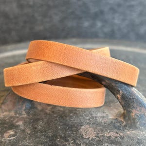 アリゾナ 10mm フラットレザーコード - サドルブラウン、プレカット8インチと16インチピース、マットフラットレザー、メンズレザーブレスレット、男性へのギフト、牛革