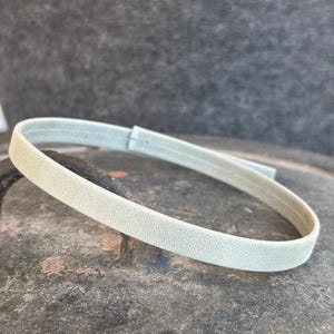 アリゾナ 10 mm フラットレザーコード - グレー、プレカット 15インチピース、マットフラットレザー、レディースレザーブレスレット、女性へのギフト、グレーレザーコード