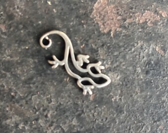 7 srebrnych zawieszek z gekonami: wisiorki w kształcie jaszczurki gadów (25 mm x 10 mm)