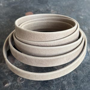 10 mm フラットマットヨーロピアンレザー - トープ、フラットレザーコード、ジュエリー用品、レザーブレスレット金具、天然レザーコード