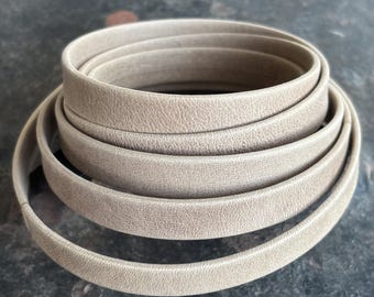 Cordão de couro europeu fosco e plano de 10 mm - Taupe, cordão de couro plano, suprimentos para joias, acessórios para pulseiras de couro, cordão de couro natural