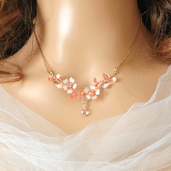 Collar artesanal de flores de cerezo rosas – Joyería con diseño de enredadera floral