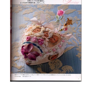 Puede incluir: Un alfiletero en forma de corazón cubierto de encaje y decorado con fotos antiguas, flores y cintas. El alfiletero mide 9,5 cm por 9,5 cm y 6 cm de alto.