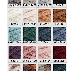 Pode incluir: Uma carta de cores de 16 cores de fio diferentes, cada cor &eacute; exibida em um quadrado com o nome da cor escrito abaixo. As cores incluem: Cinza escuro, Cinza claro, Cinza nebuloso, Preto, Marfim, Creme arenoso, Biscoito, Toffee, Azul turquesa claro, Verde escuro, Oceano, Azul frio, Uva, Rosa giz, Rosa claro, Vinho tinto, Seixo salpicado, Outono, Cinza salpicado e Floresta.