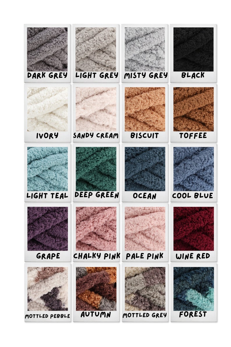 Pode incluir: Uma carta de cores de 16 cores de fio diferentes, cada cor &eacute; exibida em um quadrado com o nome da cor escrito abaixo. As cores incluem: Cinza escuro, Cinza claro, Cinza nebuloso, Preto, Marfim, Creme arenoso, Biscoito, Toffee, Azul turquesa claro, Verde escuro, Oceano, Azul frio, Uva, Rosa giz, Rosa claro, Vinho tinto, Seixo salpicado, Outono, Cinza salpicado e Floresta.
