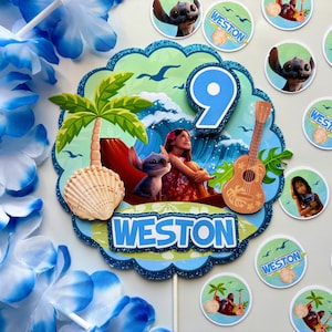 Op de afbeelding: Een kleurrijke taarttopper voor een verjaardag met een tropisch thema. Het ontwerp toont een stripfiguur, een meisje, een ukelele en het cijfer 9. De naam "Weston" staat prominent afgebeeld. Extra bijpassende cupcake toppers zijn inbegrepen.