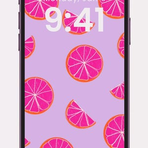 Könnte beinhalten: Ein Smartphone zeigt einen fruchtigen Hintergrund. Der Hintergrund ist ein weiches Lavendel, gemustert mit hellrosa Zitrusfruchtscheiben, die orange umrandet sind. Der Sperrbildschirm zeigt Datum und Uhrzeit: Montag, 6. Januar, 9:41.