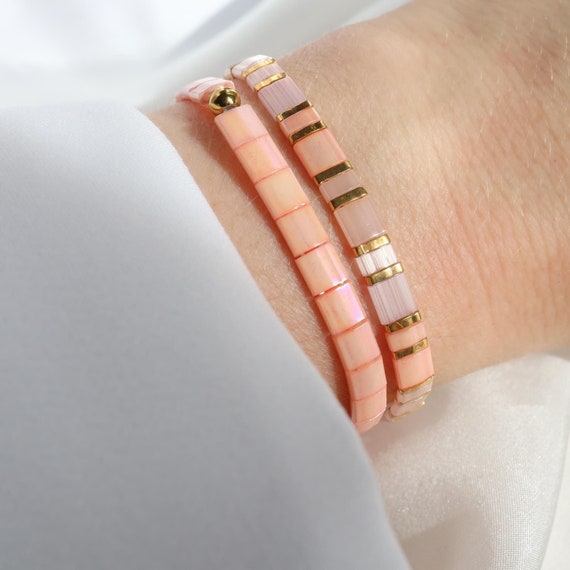Ensemble de deux bracelets en perles roses pâles, bijoux artisanaux pour elle, accessoire parfait pour cadeau de demoiselle d'honneur.