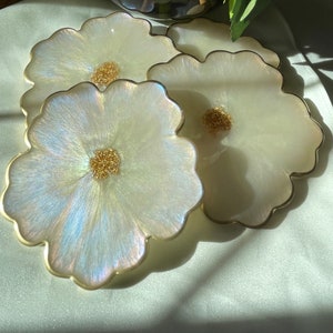 Iridescent Opalescent Floral Resin Coasters 4 in Muted Pastel Colors Accented with Gold Leaf Flakes Edged in Gold Leafing Bild 1