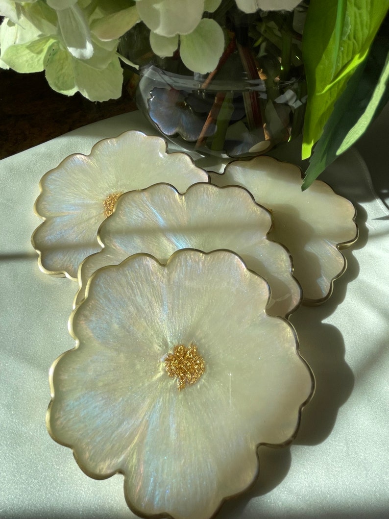 Iridescent Opalescent Floral Resin Coasters 4 in Muted Pastel Colors Accented with Gold Leaf Flakes Edged in Gold Leafing Bild 7