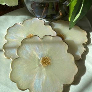 Iridescent Opalescent Floral Resin Coasters 4 in Muted Pastel Colors Accented with Gold Leaf Flakes Edged in Gold Leafing Bild 5