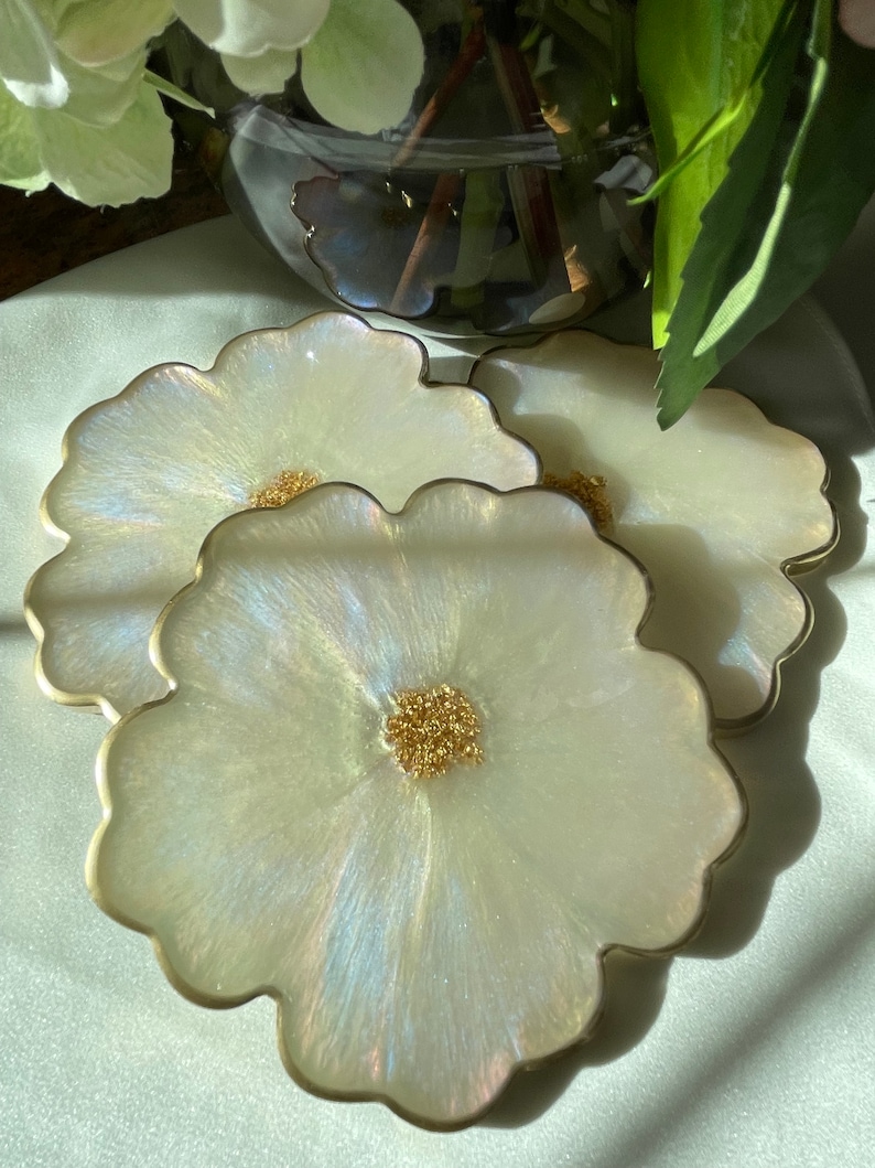 Iridescent Opalescent Floral Resin Coasters 4 in Muted Pastel Colors Accented with Gold Leaf Flakes Edged in Gold Leafing Bild 5