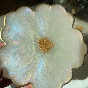 Iridescent Opalescent Floral Resin Coasters 4 in Muted Pastel Colors Accented with Gold Leaf Flakes Edged in Gold Leafing Bild 3