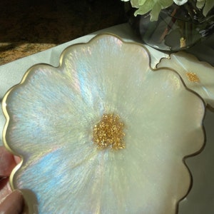 Iridescent Opalescent Floral Resin Coasters 4 in Muted Pastel Colors Accented with Gold Leaf Flakes Edged in Gold Leafing Bild 10