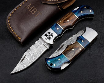 Cuchillo de bolsillo para acampar/cazar Hoja de acero de Damasco Azul Marrón Pakka Mango de madera Cuchillo plegable Regalo de padrinos de boda para él, novio