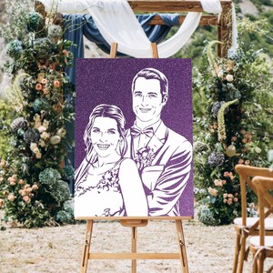 Pu&ograve; includere: Una tela di glitter viola con una silhouette bianca di una coppia. La coppia &egrave; vestita in abiti formali e sorride. La tela &egrave; su un cavalletto.
