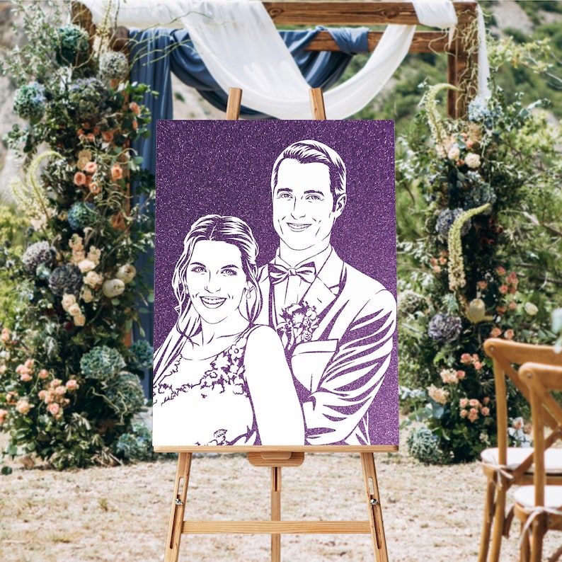 Pu&ograve; includere: Una tela di glitter viola con una silhouette bianca di una coppia. La coppia &egrave; vestita in abiti formali e sorride. La tela &egrave; su un cavalletto.