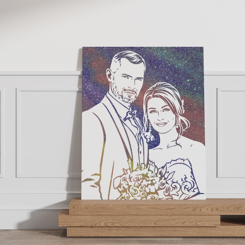 Pu&ograve; includere: Un disegno in bianco e nero di una coppia in abiti da matrimonio, lo sposo a sinistra e la sposa a destra. Sono in piedi uno vicino all'altro, e la sposa tiene un mazzo di fiori. Lo sfondo &egrave; un motivo colorato simile a una galassia.