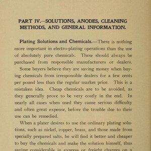 Peut inclure: Une page d'un livre sur l'&eacute;lectrod&eacute;position. Le texte traite de l'importance d'utiliser des produits chimiques purs dans les op&eacute;rations d'&eacute;lectrod&eacute;position et des probl&egrave;mes potentiels li&eacute;s &agrave; l'utilisation de produits chimiques bon march&eacute;.