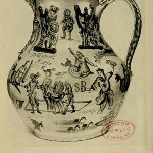 Op de afbeelding: Een witte keramische kan met een blauw en zwart ontwerp. De kan heeft een handvat en een tuit. Het ontwerp bevat figuren van mensen en dieren. De tekst "Nathaniel:  Je:son 1718" staat op de kan.