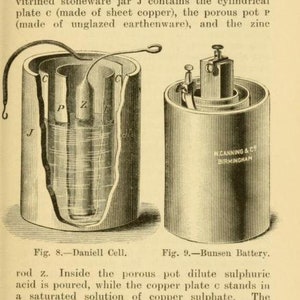 Peut inclure: Diagramme d'une pile Daniell et d'une pile Bunsen. La pile Daniell est compos&eacute;e d'un pot en verre, d'un pot poreux, d'une tige de zinc et d'une plaque de cuivre. La pile Bunsen est compos&eacute;e d'un pot en verre, d'une tige de carbone et d'une tige de zinc. Les deux piles sont &eacute;tiquet&eacute;es avec leurs noms et le nom du fabricant, W. Canning & Co., Birmingham.