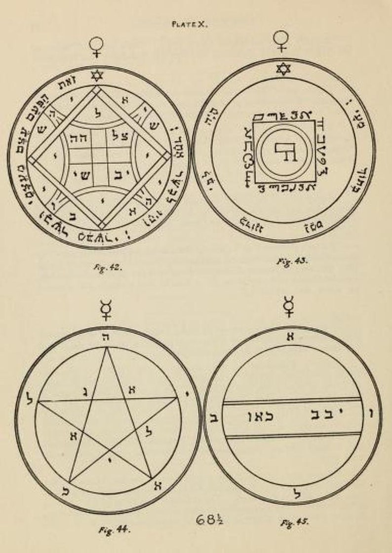 Może przedstawiać: Cztery czarno-białe ilustracje geometrycznych kształt&oacute;w z tekstem hebrajskim. Ilustracje są oznaczone numerami 42, 43, 44 i 45.