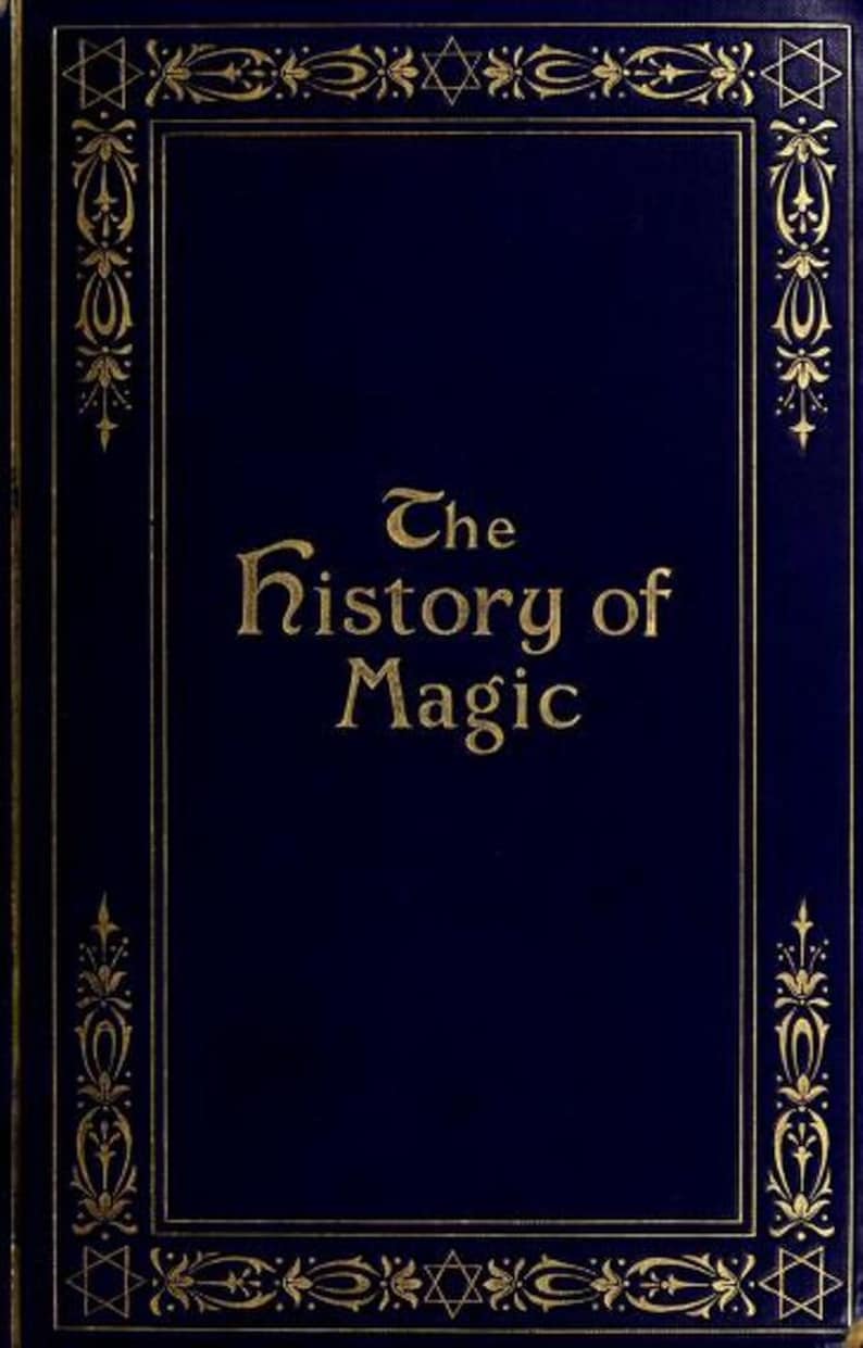 Może przedstawiać: Okładka książki w ciemnoniebieskim kolorze z  złotymi napisami "The History of Magic". Okładka jest ozdobiona złotą ramką i gwiazdami.