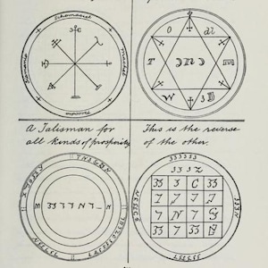 Może przedstawiać: Strona z książki z czterema czarno-białymi ilustracjami talizman&oacute;w. Tekst brzmi: "Talisman na cześć i godność", "Talisman na zachowanie zdrowia", "Talisman na wszelkiego rodzaju dobrobyt" i "To jest odwrotna strona drugiego".