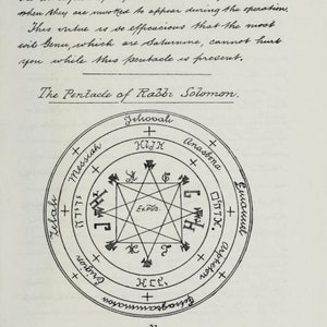 Może przedstawiać: Czarno-biała ilustracja pentagramu z napisem "Expus." w środku. Pentagram otoczony jest okręgiem z napisami "Jehovah", "Messiah", "Zelah", "Emanuel", "Anasbono", "Orpheton", "Gardion", "Zoroaster" napisanymi wok&oacute;ł.