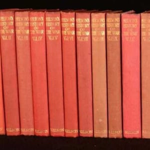 Puede incluir: Un conjunto de 14 libros de tapa dura rojos con letras doradas. Los libros se titulan "Nelson's History of the War" y cada volumen está numerado del I al XIV.