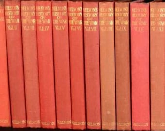 Könnte beinhalten: Ein Satz von 14 roten Hardcover-Büchern mit goldener Beschriftung. Die Bücher tragen den Titel "Nelson's History of the War" und sind jeweils von I bis XIV nummeriert.