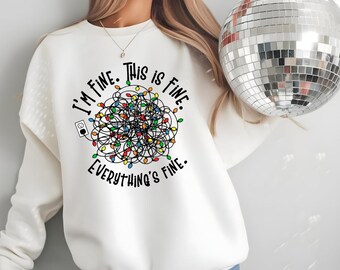 Esta es una sudadera con luces navideñas divertidas y finas, sudadera suave y acogedora de Gildan, suéter festivo de Navidad, regalo para ella, iluminación desordenada
