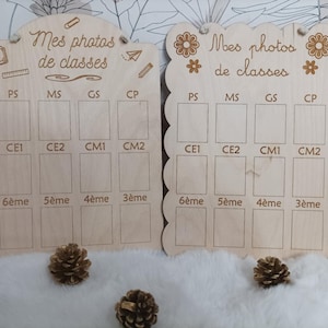 Peut inclure: Deux tableaux d'affichage photo en bois avec le texte "Mes photos de classes" et des espaces pour des photos étiquetées avec les niveaux scolaires français : PS, MS, GS, CP, CE1, CE2, CM1, CM2, 6ème, 5ème, 4ème et 3ème.