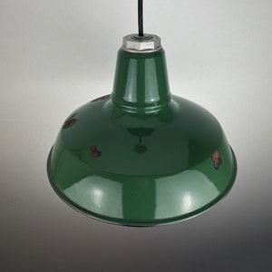 Luci da fienile smaltate da 12&quot; Benjamin verdi industriali degli anni &#39;30 e &#39;40, ben indossate, recuperate da una fabbrica di amplificazione