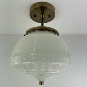 Art deco grote 10&quot; opaline lampenkap voor schoolgebouw met verhoogde decoratieve lijnen