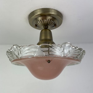 Roze originele art-deco jaren 40, 3 kettingen semi-flush lichtroze met geslepen patroon helder glazen kap