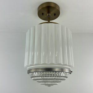 Art-deco melkglazen wolkenkrabber uit de jaren 1930 met prachtig geslepen glazen diffusorbasis - torenhoge elegantie met antieke koperen hardware