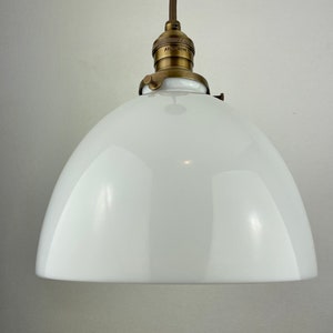 Pantalla victoriana de vidrio lechoso en forma de cúpula de 8", ahora una hermosa lámpara colgante.