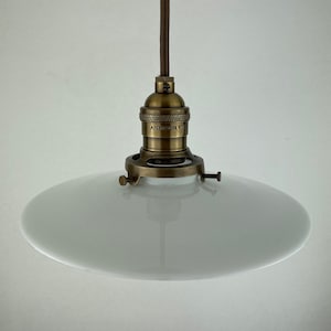 Antiker französischer Stil Milchglas Disc Shade - Pendelleuchte - 8 1/4 &quot;Shade W / Antique Messing Hardwares