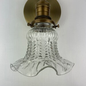 MCM の燭台 - ドイツ製のスーパーフリルエッジ 5 3/4 インチガラスシェード。新しいアンティーク真鍮の金具が付いた燭台 2 個セット。***価格はペアです***