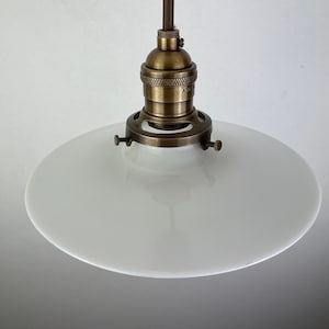 Antiker französischer Stil Milchglas Disc Shade - Pendelleuchte - 8 &quot;Shade W / Antique Messing Hardwares