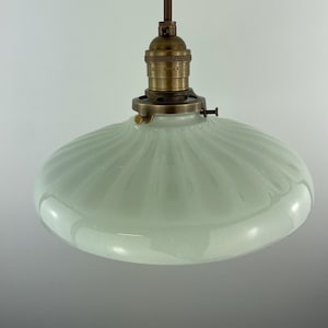 Antiker 1920er 9 &quot;&quot;weißer Milchglasschirm jetzt eine wunderschöne Pendelleuchte mit Antqiue Messing-Hardware.&quot;