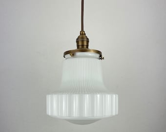 Lámpara de techo Art Déco / Pantalla de vidrio opalino acanalada de 8 pulgadas de la década de 1930 / Lámpara colgante