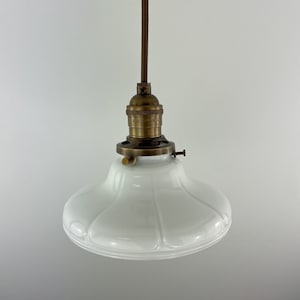 Antike 1920er Jahre Milchglas 6 3/4 &quot;Schirm jetzt eine wunderschöne Pendelleuchte mit neuen antiken Messing-Hardwares gezeigt