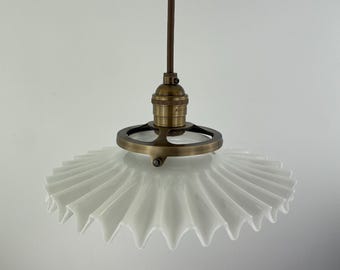 Lámpara colgante antigua de principios del siglo XX, axilar XL, de cristal opalino, con forma de acordeón, de 10 pulgadas.